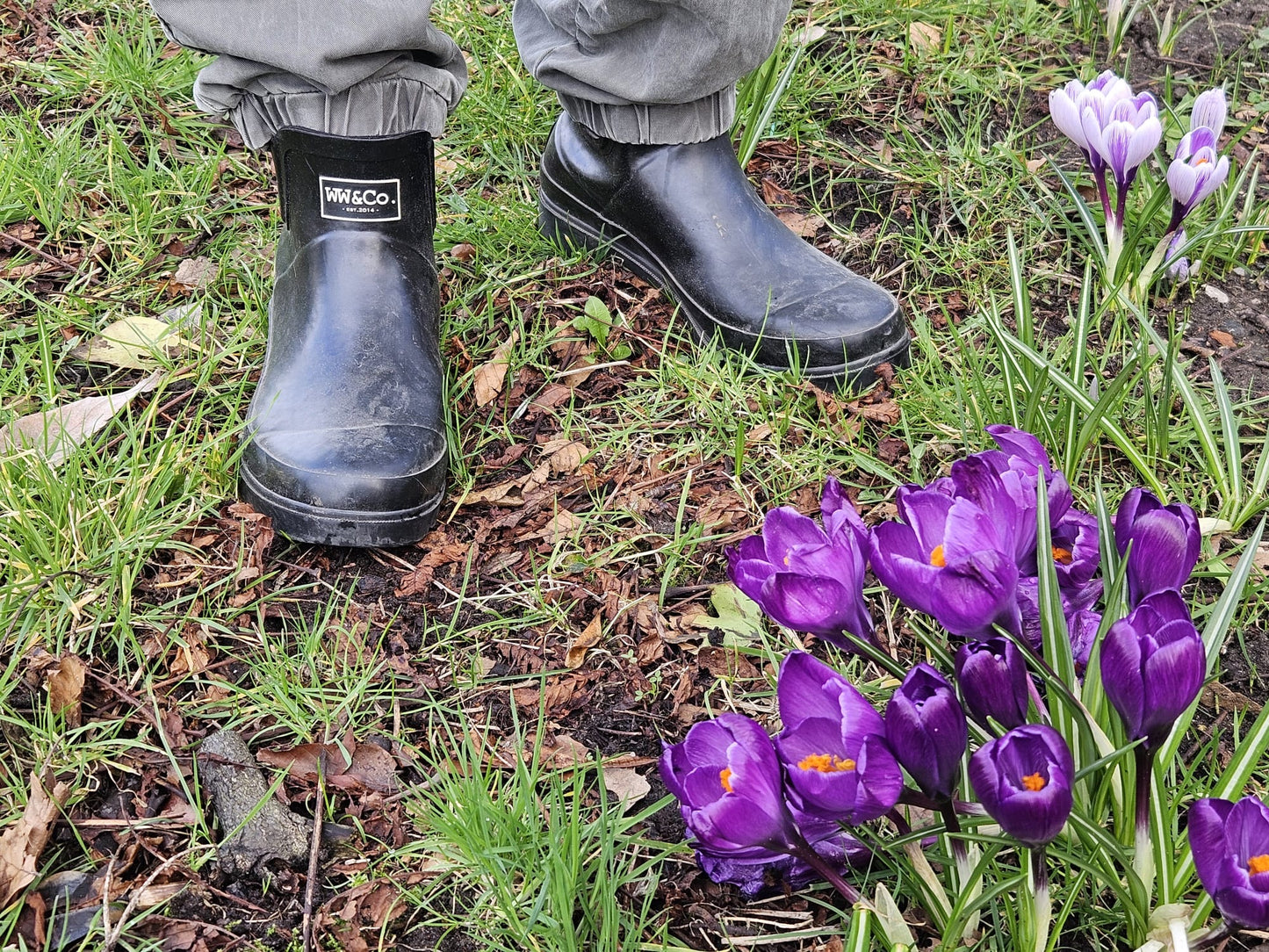 Black Rubber Pull on Ankle Boots – Comfortable E-Fit Foot, Neat Ankle Fit